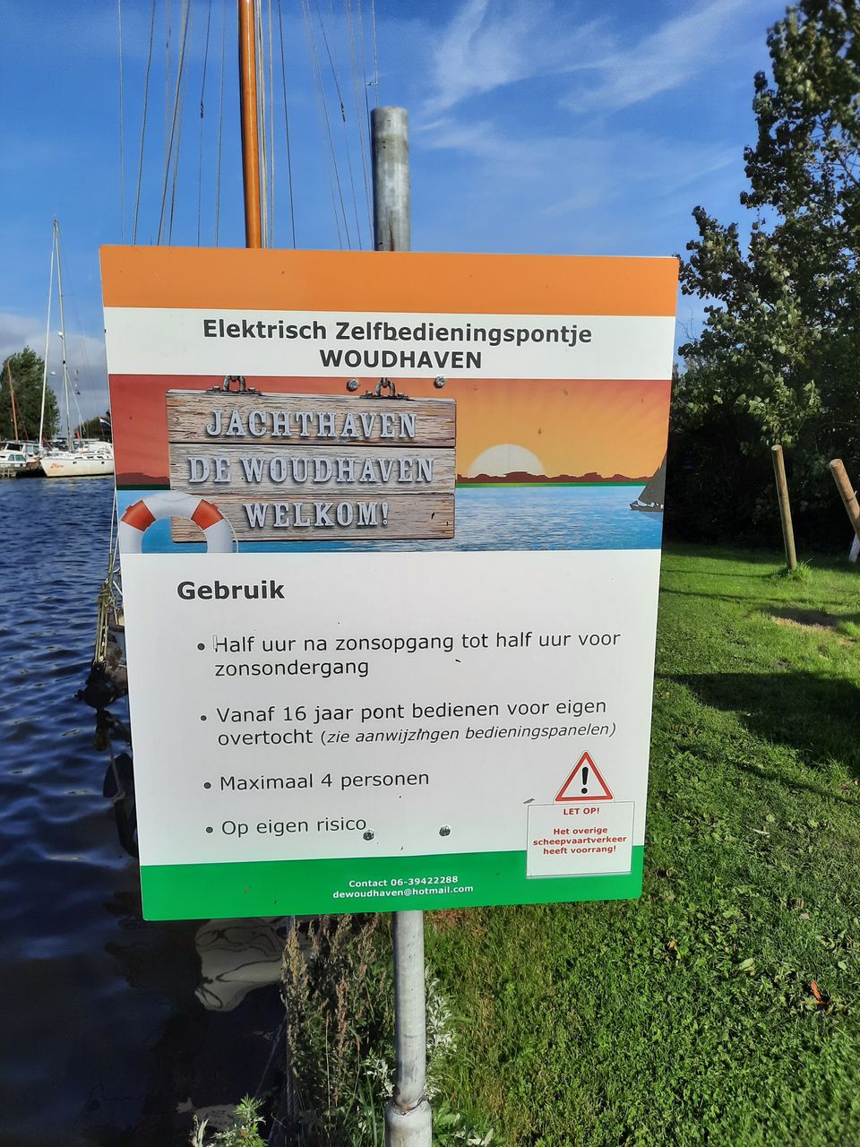 Informatiebord over het zelfbedieningspontje bij De Woudhaven