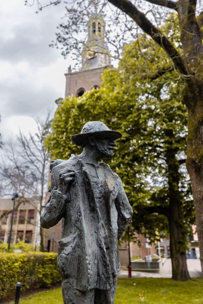 Een foto van het Van Gogh standbeeld in Etten-Leur.