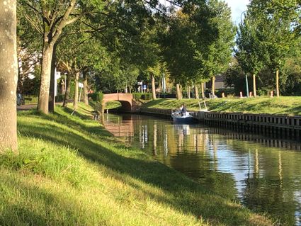 De naam Leidse Rijn dateert van de 17e eeuw, toen langs het kanaal een jaagpad ten behoeve van de trekvaart tussen de steden Utrecht en Leiden werd aangelegd