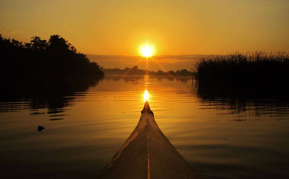 Ondergaande zon water kano