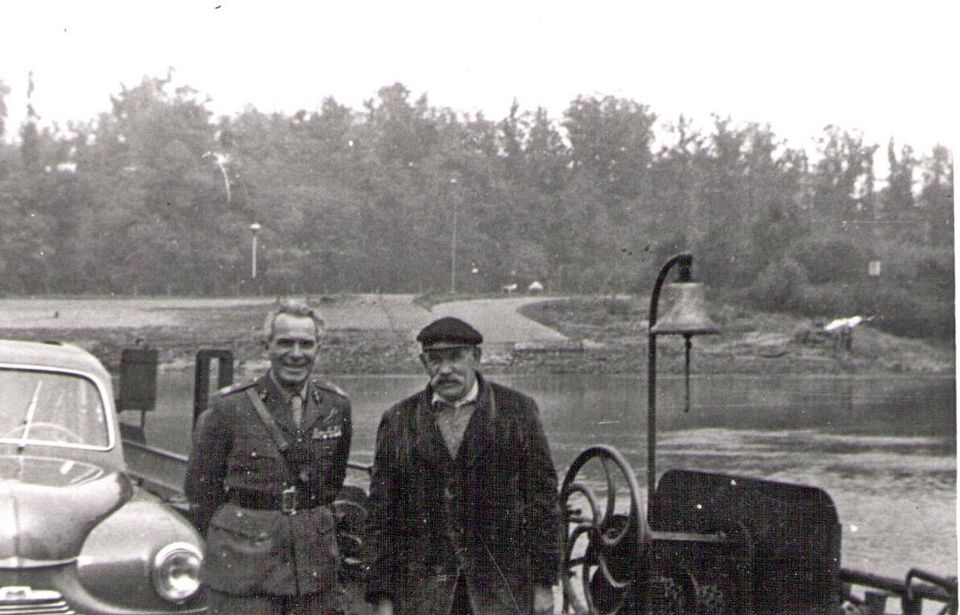 The ferryman Peter Hensen after the war on his ferry with Major General Sosabowski.